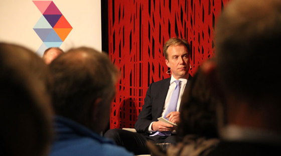 Utenriksminister Børge Brende møtte en fullsatt sal på Litteraturhuset i Oslo da han innledet til diskusjon om Norges framtidige utenriks- og sikkerhetspolitikk. Foto: Ane Haavardsdatter Lunde, UD
