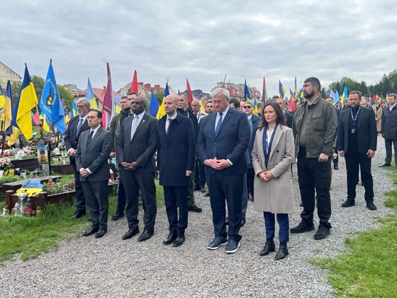 Bilde av gruppe mennesker under markering i Ukraina