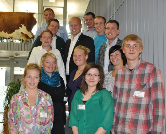 Landbruks- og matminister Trygve Slagsvold Vedum med Ungdomsrådet for landbruket. På bildet, venstre, ovenfra: Jon Gaute Lunden fra Reddal i Grimstad, Anders Klaseide fra Eidsvoll, Kjerstin Lundgaard fra Ringsaker i Hedmark, Elisabeth Holand fra Vestvågøy i Nordland og Anne Karin Grødeland fra Orre i Rogaland. I midten, ovenfra: landbruks- og matminister Trygve Slagsvold Vedum, Anne Rakel Haaland fra Audnedal i Vest-Agder og Ingeborg Johansen fra Tromsø. Høyre, ovenfra: Erling Veie fra Skogn i Nord-Trøndelag, Martin Braanaas Kleppe fra Førde, Nils Håvard Øyås fra Melhus i Sør-Trøndelag, Erica Hogstad Fjæran fra Steinkjer i Nord-Trøndelag og Øyvind Aukrust fra Oslo.
