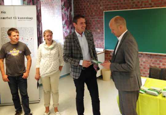 Landbruks- og matminister Trygve Slagsvold Vedum mottok i dag rapporten fra Ungdomsrådet for landbruket.