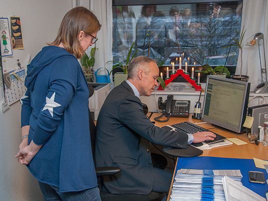 Statsråd Jan Tore Sanner taster inn data i et saksbehandlersystem