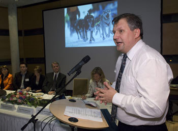 Landbruks- og matminister Terje Riis-Johansen under pressekonferansen i Den Norske Ambasade i Berlin. Foto: Gorm K. Gaare.