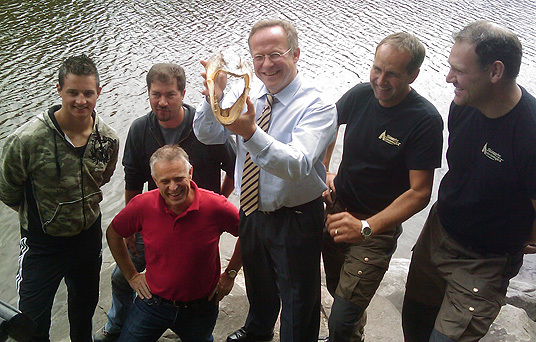 Landbruks- og matminister Lars Peder Brekk og tyske gjeddefiskere i Østfold. Foto: LMD