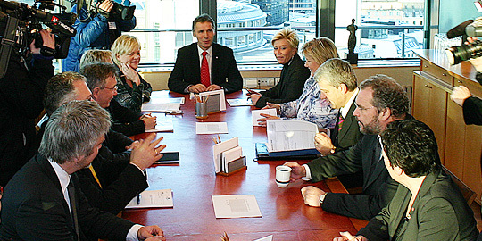 Regjeringen møtte i dag de parlamentariske lederne på Stortinget. Foto: SMK